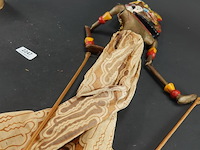 Traditionele indonesische wajang golek stokpop vervaardigd uit hout en gekleed in batikstof. - afbeelding 4 van  5