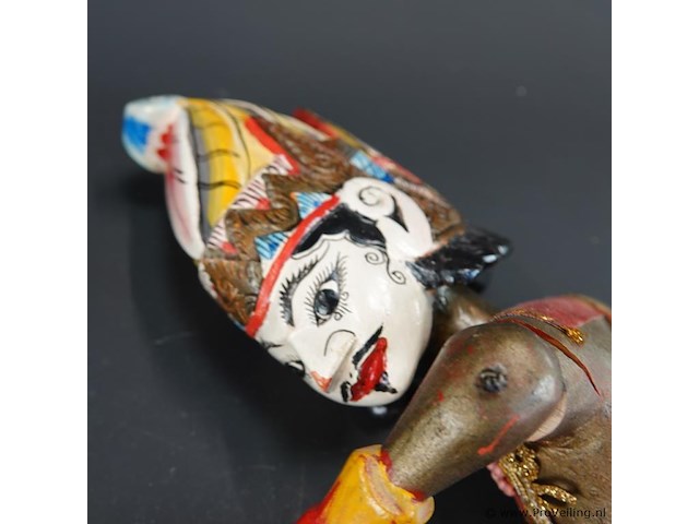 Traditionele indonesische wajang golek stokpop vervaardigd uit hout en gekleed in batikstof. - afbeelding 5 van  5