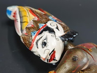 Traditionele indonesische wajang golek stokpop vervaardigd uit hout en gekleed in batikstof. - afbeelding 5 van  5
