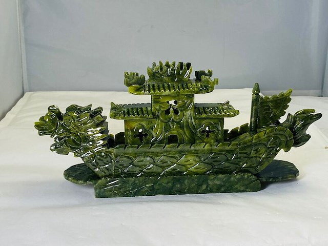 Traditionele jade drakenboot - inclusief doos - afbeelding 1 van  5