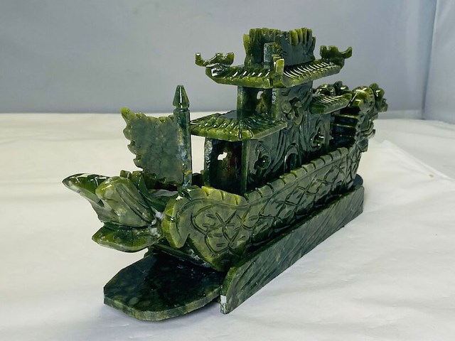 Traditionele jade drakenboot - inclusief doos - afbeelding 4 van  5
