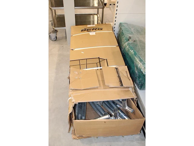 Trampoline met omheining berg. doorsnede 270 cm. compleetheid onbekend - afbeelding 2 van  3