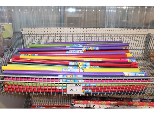 Transparante rollen papier in diverse kleuren in mand. - afbeelding 1 van  2