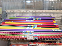 Transparante rollen papier in diverse kleuren in mand. - afbeelding 1 van  2