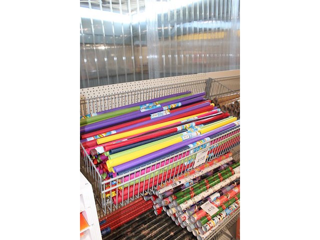 Transparante rollen papier in diverse kleuren in mand. - afbeelding 2 van  2