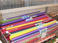 Transparante rollen papier in diverse kleuren in mand. - afbeelding 2 van  2