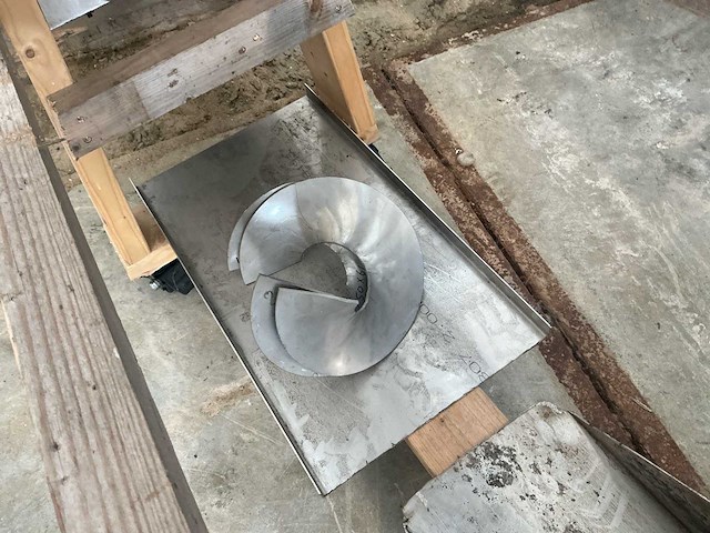 Transportbanden en vijzelsysteem met doseertrechter – onderdeel van complete lijn (zie combikavel 5) - afbeelding 4 van  23