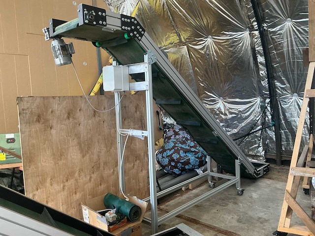 Transportbanden en vijzelsysteem met doseertrechter – onderdeel van complete lijn (zie combikavel 5) - afbeelding 8 van  23