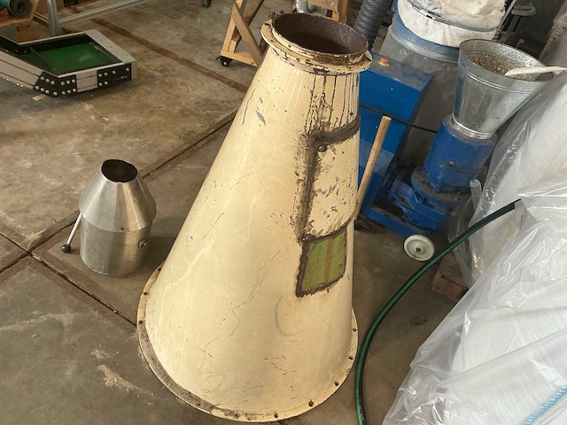 Transportbanden en vijzelsysteem met doseertrechter – onderdeel van complete lijn (zie combikavel 5) - afbeelding 10 van  23