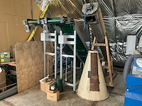 Transportbanden en vijzelsysteem met doseertrechter – onderdeel van complete lijn (zie combikavel 5)