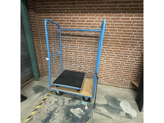 Transportkar en meubelhond - afbeelding 1 van  4