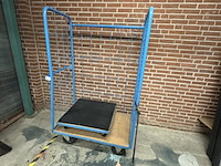 Transportkar en meubelhond - afbeelding 1 van  4