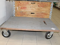 Transportkar met afmeting 122 x 84 cm.
