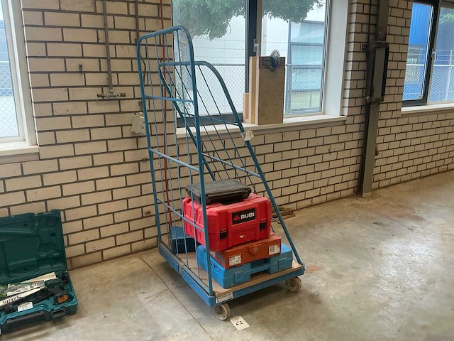 Transportkar met kunststof opbergkoffers - afbeelding 1 van  10