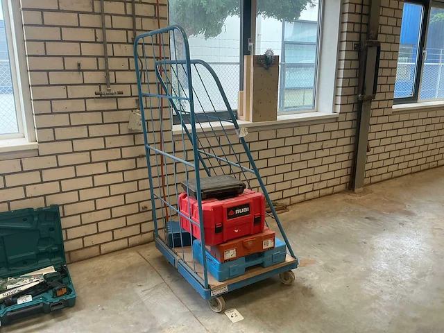 Transportkar met kunststof opbergkoffers - afbeelding 1 van  10