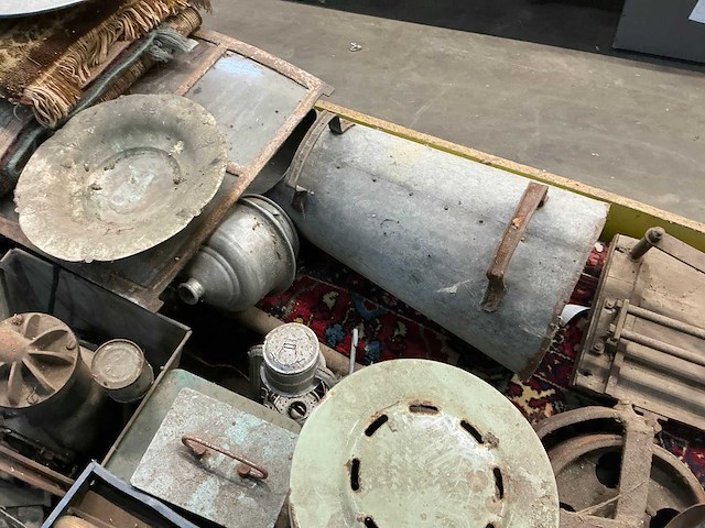 Transportkar met partij antiek - afbeelding 3 van  17