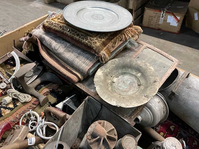 Transportkar met partij antiek - afbeelding 4 van  17