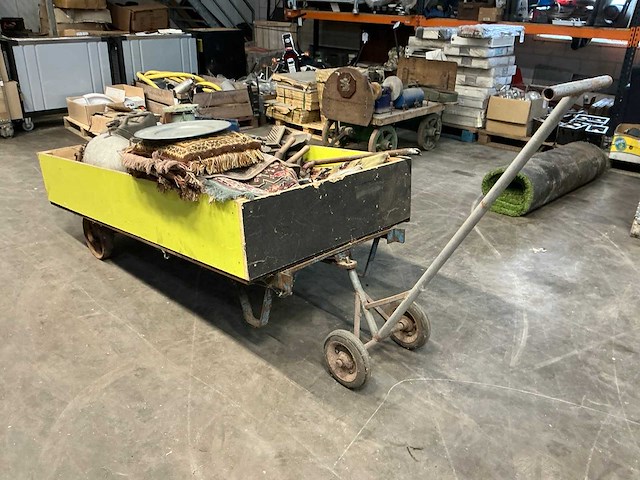 Transportkar met partij antiek - afbeelding 1 van  17