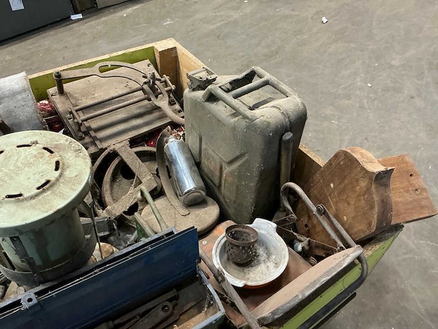 Transportkar met partij antiek - afbeelding 17 van  17