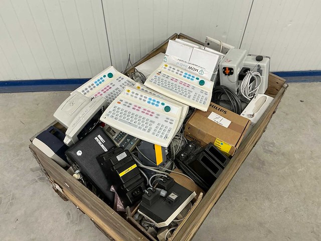 Transportkist met diverse medische apparatuur - afbeelding 2 van  2