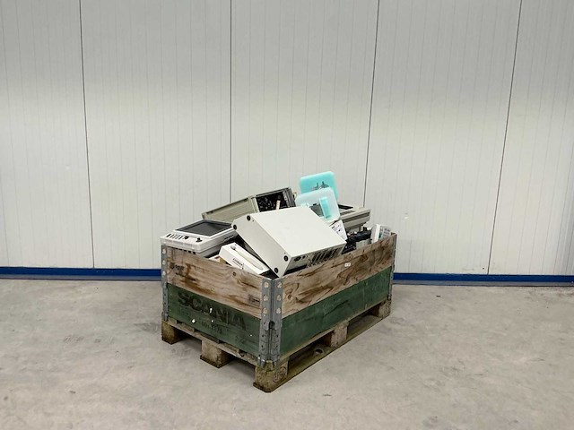 Transportkist met diverse medische apparatuur - afbeelding 1 van  2