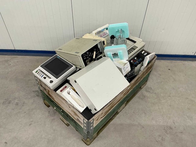 Transportkist met diverse medische apparatuur - afbeelding 2 van  2