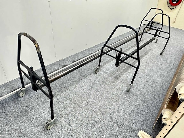 Transportmiddel voor rollen vloerbedekking (2x) - afbeelding 1 van  4