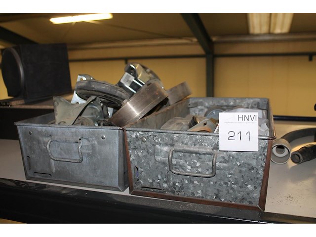 Transportwieltjes in diverse maten en uitvoeringen in twee metalen boxen. - afbeelding 1 van  3