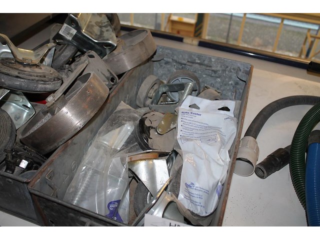 Transportwieltjes in diverse maten en uitvoeringen in twee metalen boxen. - afbeelding 2 van  3