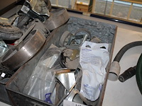 Transportwieltjes in diverse maten en uitvoeringen in twee metalen boxen. - afbeelding 2 van  3