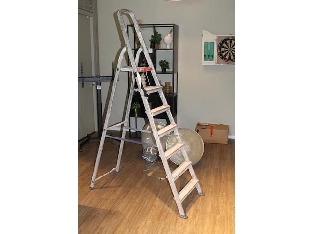 Trap altrex met 6 treden en bordes. - afbeelding 2 van  2