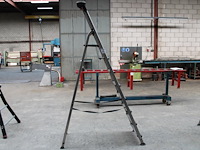 Trap altrex met 7 treden en bordes. - afbeelding 1 van  2