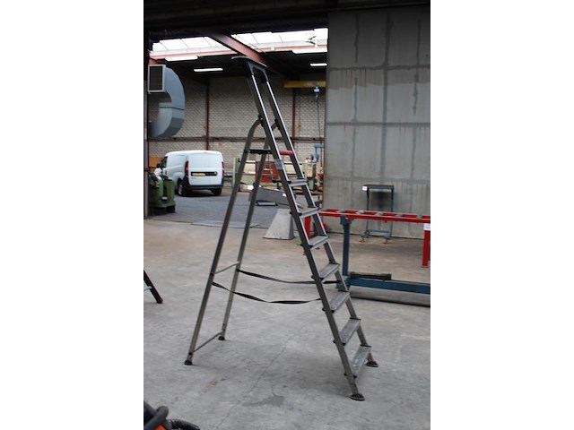 Trap altrex met 7 treden en bordes. - afbeelding 2 van  2