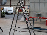 Trap altrex met 7 treden en bordes. - afbeelding 2 van  2