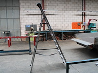 Trap altrex met 7 treden en bordes. - afbeelding 1 van  2