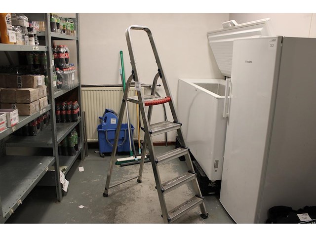 Trap altrex vier treden en bordes. - afbeelding 1 van  2