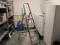 Trap altrex vier treden en bordes. - afbeelding 1 van  2