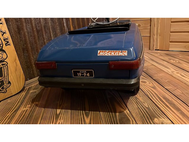 Trap auto moskvich - afbeelding 2 van  5