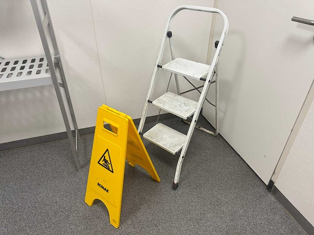 Trap en waarschuwingsbord - afbeelding 1 van  3