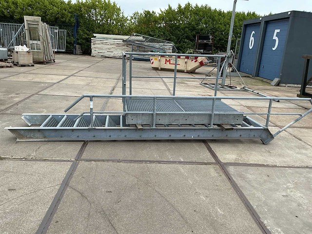 Trap met bordes en leuning - afbeelding 1 van  4