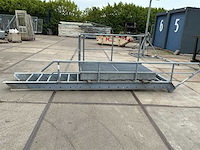 Trap met bordes en leuning