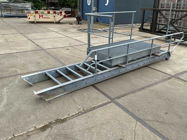 Trap met bordes en leuning - afbeelding 2 van  4