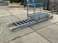 Trap met bordes en leuning - afbeelding 2 van  4