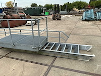 Trap met bordes en leuning - afbeelding 3 van  4