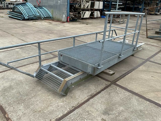 Trap met bordes en leuning - afbeelding 4 van  4