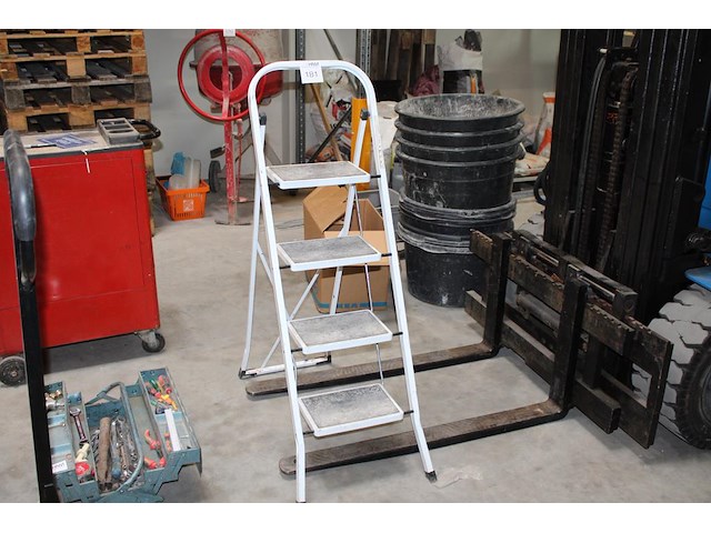 Trap met vier treden. - afbeelding 1 van  2