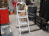 Trap met vier treden. - afbeelding 1 van  2