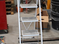 Trap met vier treden. - afbeelding 2 van  2