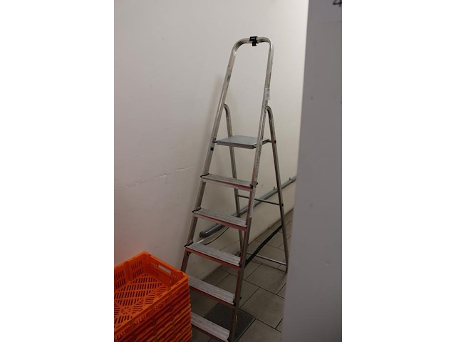 Trap met vijf treden en bordes handson. - afbeelding 2 van  2