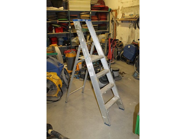 Trap solide pt4 met drie treden en bordes. - afbeelding 2 van  2